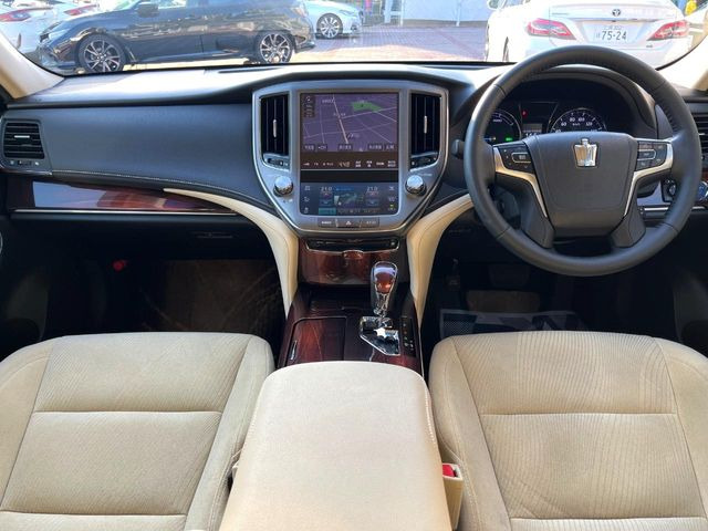 クラウンハイブリッド 2.5 ロイヤルサルーン