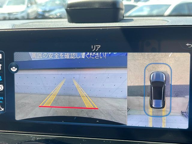 ●パノラミックビューモニター:専用のカメラにより、上から見下ろしたような視点で360度クルマの周囲を確認することができます☆死角部分も確認しやすく、狭い場所での切り返しや駐車もスムーズに行えます。