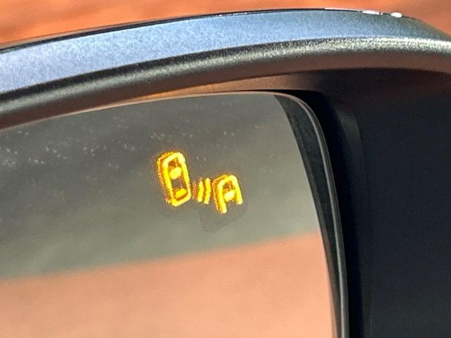 【ブラインドスポットモニタリング】走行中、ドアミラーの死角になりやすい箇所に後続車が接近するとサイドミラー付近に警告を表示、ドライバーに注意喚起をしてくれます。