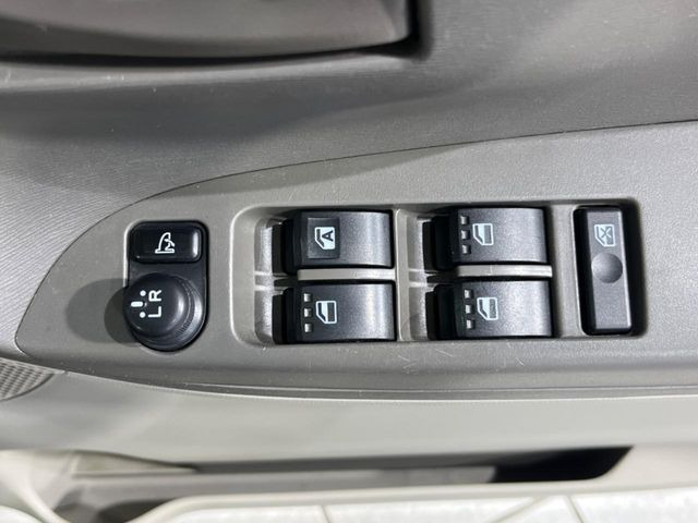 �y�d���i�[�~���[�z�T�C�h�~���[�͓d���i�[���ƂȂ��Ă���A�������ԏ�ł��L�Y�������X�N��}�����܂��B