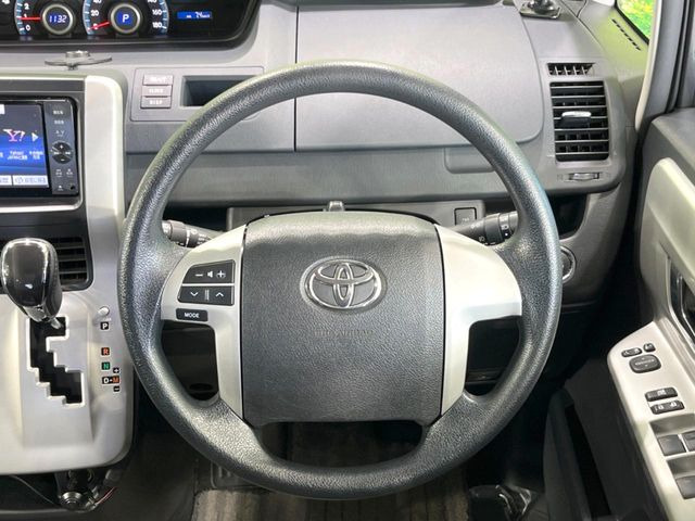 �C���e���A�ɍ��킹���f�U�C���̃X�e�A�����O�́A�^�]�������̂��Ƃ��l���A�^�]���₷���`��A�傫���ł��B�����x�A���ۂɐG���Ă��m���߂��������B