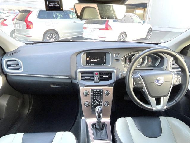 V40クロスカントリーD4 SE ディーゼル