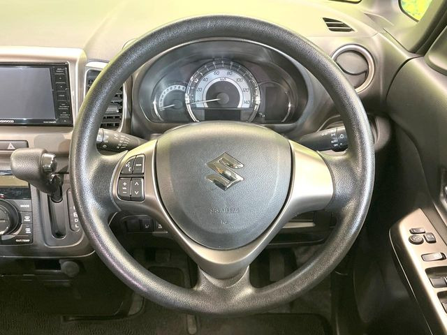 インテリアに合わせたデザインのステアリングは、運転される方のことも考え、運転しやすい形状、大きさです。是非一度、実際に触ってお確かめください。