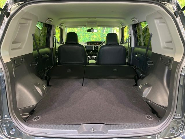 ラゲッジルームは、大容量のスペースを確保。普段のお買い物からレジャーまで、幅広く活躍してくれます!また、リアシートを倒すことでバリエーション豊かにお使いいただけます。