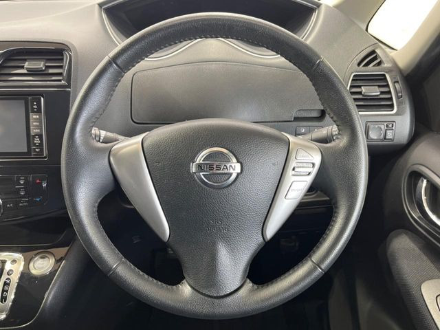 �C���e���A�ɍ��킹���f�U�C���̃X�e�A�����O�́A�^�]�������̂��Ƃ��l���A�^�]���₷���`��A�傫���ł��B�����x�A���ۂɐG���Ă��m���߂��������B