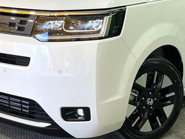 【LEDヘッドライト】悪天候や夜間走行時も良好な視界を確保し安心して運転できる高輝度LEDヘッドライトを装備!点灯速度が早く、消費電力も抑えられています。