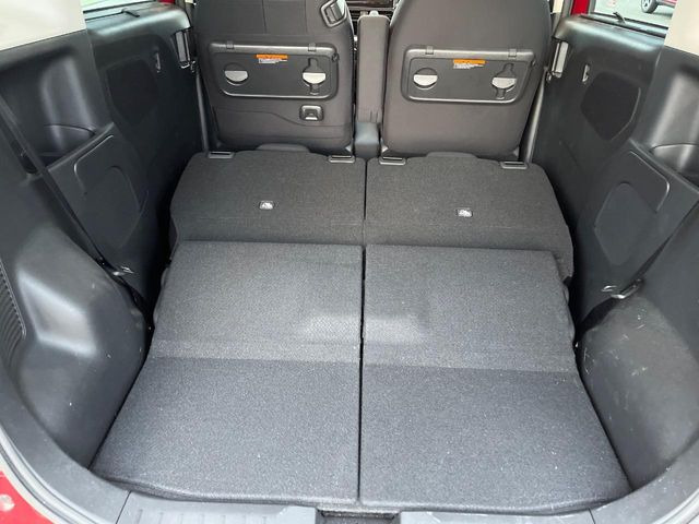 ���i�̂���������ʋ΁A���}���ɏ\���ȉ׎��X�y�[�X���m�ۂ��Ă���܂��B�Z�J���h�V�[�g��|���ƁA�傫�ȉו��̐ύڂ��\�ł���