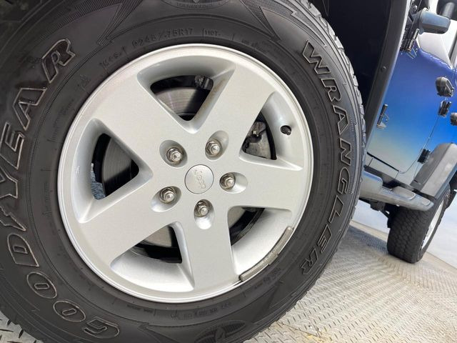 ●純正17インチアルミホイール:輸入車ならではの卓越した走りを支えるホイールと足回りです!日本車の走りに慣れている方にもぜひ体感して頂きたいほど、高いレベルでまとまっています!