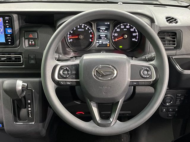 �C���e���A�ɍ��킹���f�U�C���̃X�e�A�����O�́A�^�]�������̂��Ƃ��l���A�^�]���₷���`��A�傫���ł��B�����x�A���ۂɐG���Ă��m���߂��������B