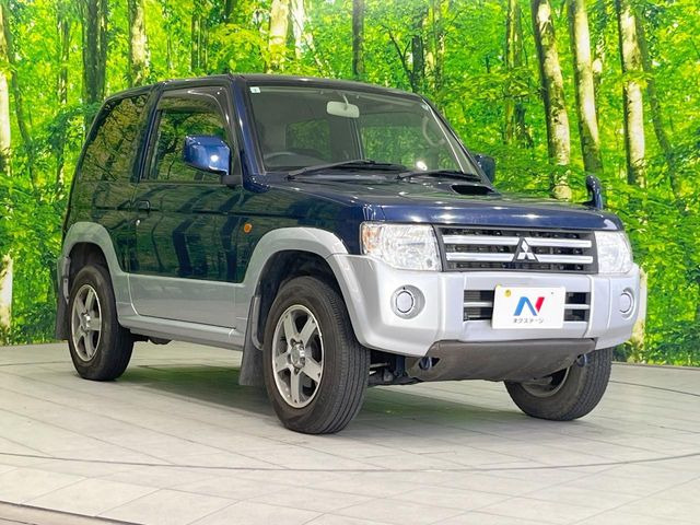 高透明度のガラス皮膜で撥水はもちろん、上質なツヤ・光沢を実現。紫外線や酸性雨から大切な愛車を保護し、色あせ・劣化を防止。「弾スプラッシュコート」、「弾プリミッサコート」からお選びいただけます。