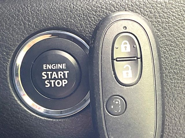【キーレススタートシステム】カバンやポケットに入れたままでもドアの施錠・解錠が可能なスマートキーを装備。エンジンのオン・オフ時もカギを取り出す必要が無いからとっても便利です♪