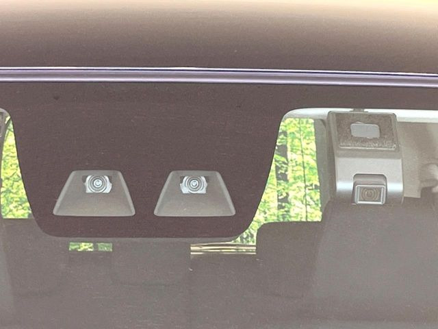 【スマートアシスト】走行中に前方の車両等を認識し、衝突しそうな時は警報とブレーキで衝突回避と被害軽減をアシスト。より安全にドライブをお楽しみいただけます。