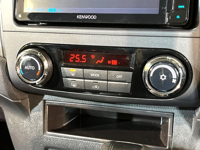 【オートエアコン】一度お好みの温度に設定すれば、車内の温度を検知し風量や温度を自動で調整。暑い&hellip;寒い&hellip;と何度もスイッチ操作をする必要はありません。快適な車内空間には必須の機能ですね♪