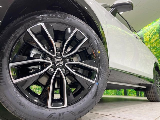 �y����18�C���`�A���~�z�C�[���z�O�ςɃ}�b�`���������A���~�z�C�[���𑕒����Ă���܂��B�e��ЊO�A���~�z�C�[����A�X�^�b�h���X�^�C�����戵�����Ă���܂��B���񂲑��k����������