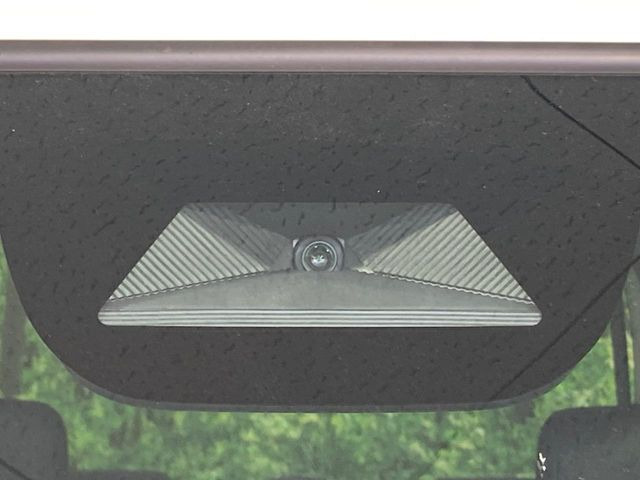 【ホンダセンシング】走行中に前方の車両等を認識し、衝突しそうな時は警報とブレーキで衝突回避と被害軽減をアシスト。より安全にドライブをお楽しみいただけます。