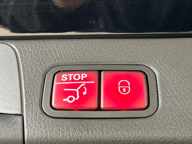 ●電動リアゲート:ワンタッチでリアゲートの開閉ができ、両手が塞がっている状態でも簡単に開閉ができる便利機能です。