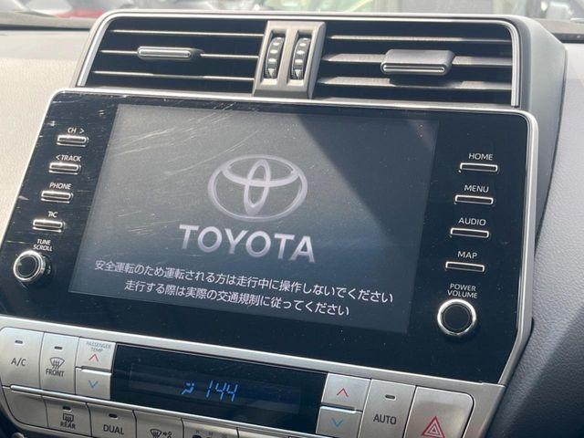 【メーカー9インチ純正ナビ】インテリアに溶け込むスタイリッシュな「専用設計」メーカーナビを装備♪視認性や操作性など基本性能にも優れ、より上質なカーライフをお楽しみいただけます。