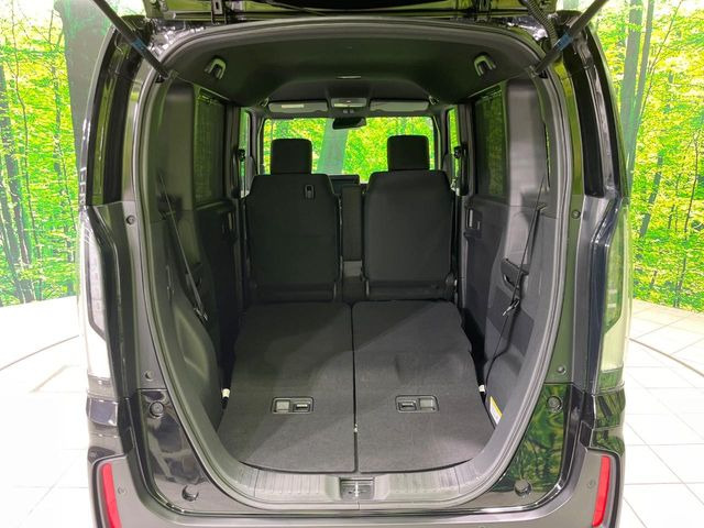 ���i�̂���������ʋ΁A���}���ɏ\���ȉ׎��X�y�[�X���m�ۂ��Ă���܂��B�Z�J���h�V�[�g��|���ƁA�傫�ȉו��̐ύڂ��\�ł���