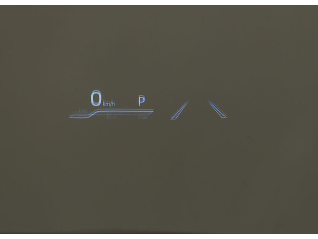 �w�b�h�A�b�v�E�f�B�X�v���C(HUD)���݂̃X�s�[�h��A�O���̎Ԑ����ȂǁA�^�]�ɕK�v�ȏ����A�ڂ̑O�̃E�C���h�E�K���X�ɕ\������@�\�ł��B����ɂ��A�ڐ��̈ړ������Ȃ��ς݁A���S�ł��B