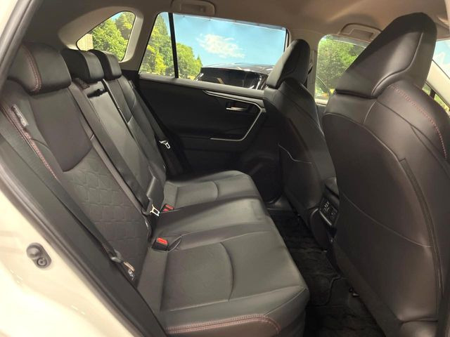 【合皮レザーシート】汚れのふき取りが容易でメンテナンスもが簡単な、機能性に優れる合成皮革を採用した上質なシートです。座り心地もよく、高級感あふれる心地良い車内空間を演出してくれます。