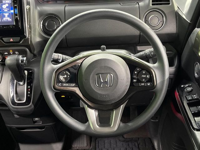 �C���e���A�ɍ��킹���f�U�C���̃X�e�A�����O�́A�^�]�������̂��Ƃ��l���A�^�]���₷���`��A�傫���ł��B�����x�A���ۂɐG���Ă��m���߂��������B