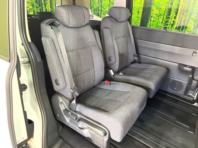 後部座席も気になるようなキズ・汚れやへたり等、大きなダメージはなく、良好な状態です。
