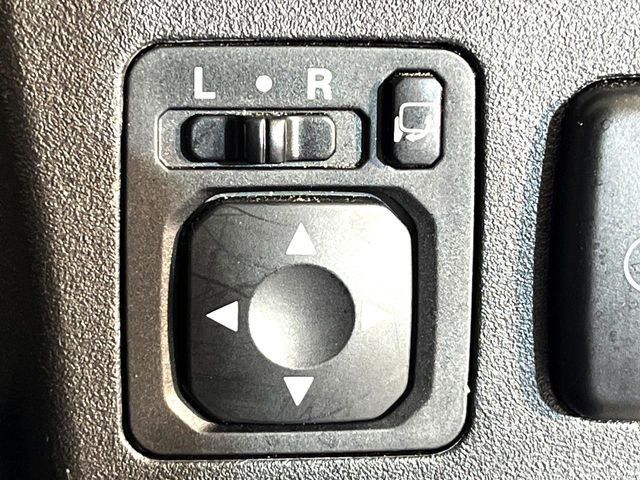 【電動格納ミラー】サイドミラーは電動格納式となっており、狭い駐車場でもキズがつくリスクを抑えられます。