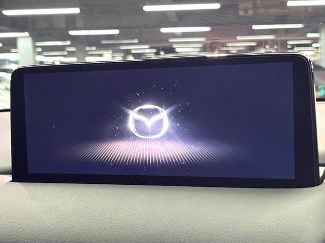 【10.25インチマツダコネクト】車内の雰囲気にマッチした大型ディスプレイ。スマホ接続でのナビ使用やBluetooth再生等、様々な機能が楽しめます。直感的なダイヤル操作が可能で、使い勝手も良好です。