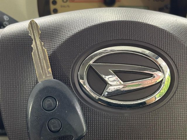 【キーレス】少し離れた場所からでもボタン一つでドアの開錠・施錠ができるのでとっても便利!ドアの鍵穴周りに傷をつけることもありません♪