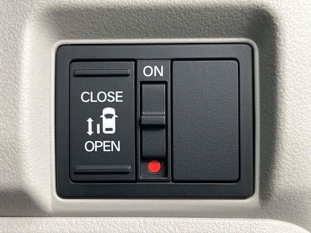 【パワースライドドア】スマートキーや運転席のスイッチでスライドドアの開閉が可能♪電動だから力を入れてドアを開ける必要が無く、小さいお子様でも、重い荷物を持っている時もラクに開け閉めできます♪