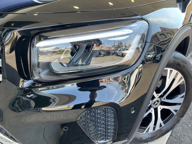 ●LEDヘッドライト:夜間走行時も良好な視界を確保し安心して運転できる高輝度LEDヘッドライトを装備!点灯速度が早く、消費電力も抑えられています。