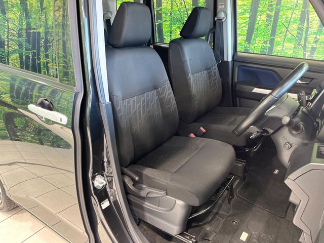 運転席まわりには十分なスペースがあり、大柄な方でもゆったり運転していただける環境です。