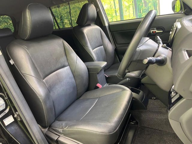 【合皮レザーシート】汚れのふき取りが容易でメンテナンスもが簡単な、機能性に優れる合成皮革を採用した上質なシートです。座り心地もよく、高級感あふれる心地良い車内空間を演出してくれます。