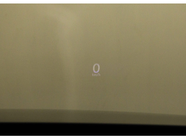 �w�b�h�A�b�v�E�f�B�X�v���C(HUD)���݂̃X�s�[�h��A�O���̎Ԑ����ȂǁA�^�]�ɕK�v�ȏ����A�ڂ̑O�̃E�C���h�E�K���X�ɕ\������@�\�ł��B����ɂ��A�ڐ��̈ړ������Ȃ��ς݁A���S�ł��B