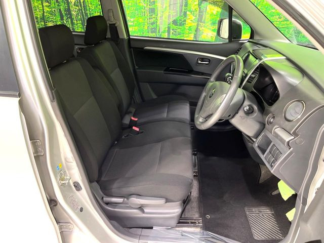 運転席シート廻りは使用感も少なく、良好な状態となっています。丁寧に使われていたことがよくわかりますね。