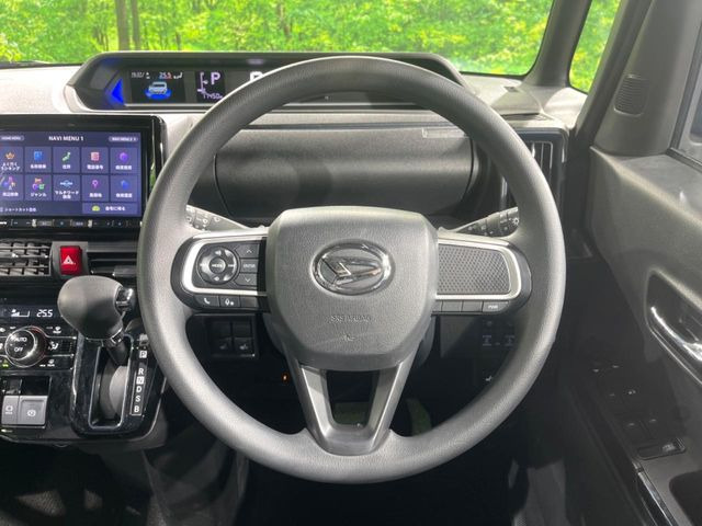 �C���e���A�ɍ��킹���f�U�C���̃X�e�A�����O�́A�^�]�������̂��Ƃ��l���A�^�]���₷���`��A�傫���ł��B�����x�A���ۂɐG���Ă��m���߂��������B