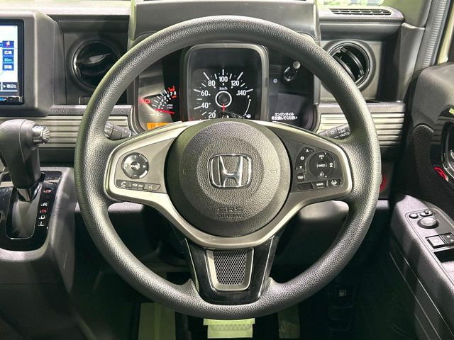 �C���e���A�ɍ��킹���f�U�C���̃X�e�A�����O�́A�^�]�������̂��Ƃ��l���A�^�]���₷���`��A�傫���ł��B�����x�A���ۂɐG���Ă��m���߂��������B