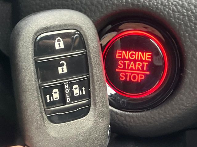 �yHonda�X�}�[�g�L�[�z�J�o����|�P�b�g�ɓ��ꂽ�܂܂ł��h�A�̎{���E�������\�ȃX�}�[�g�L�[�𑕔��B�G���W���̃I���E�I�t�����J�M�����o���K�v����������Ƃ��Ă��֗��ł���