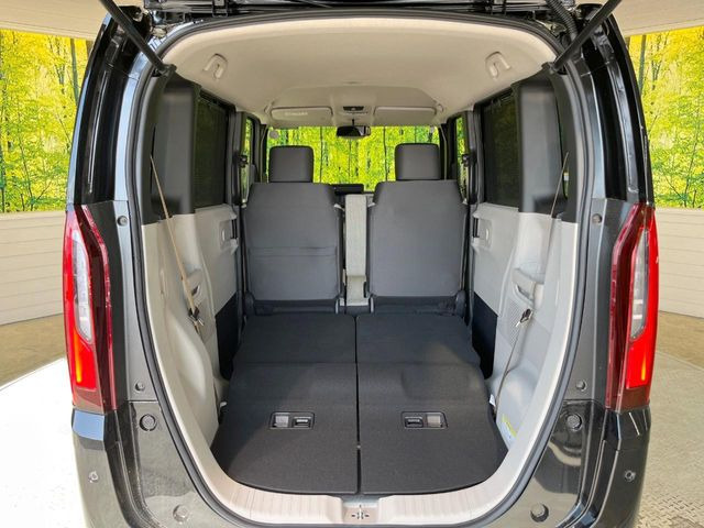 後席を格納すると、これだけの広さが!シーンに合わせたシートアレンジで、大きな荷物も積むことが出来ます♪