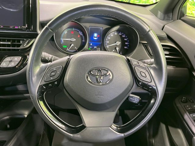 �C���e���A�ɍ��킹���f�U�C���̃X�e�A�����O�́A�^�]�������̂��Ƃ��l���A�^�]���₷���`��A�傫���ł��B�����x�A���ۂɐG���Ă��m���߂��������B