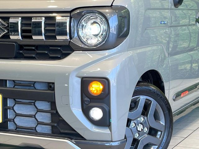 【LEDヘッドライト】悪天候や夜間走行時も良好な視界を確保し安心して運転できる高輝度LEDヘッドライトを装備!点灯速度が早く、消費電力も抑えられています。