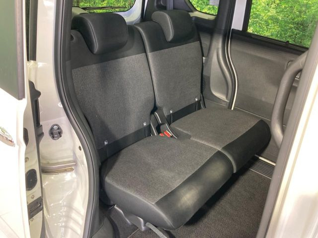 後部座席も気になるようなキズ・汚れやへたり等、大きなダメージはなく、良好な状態です。
