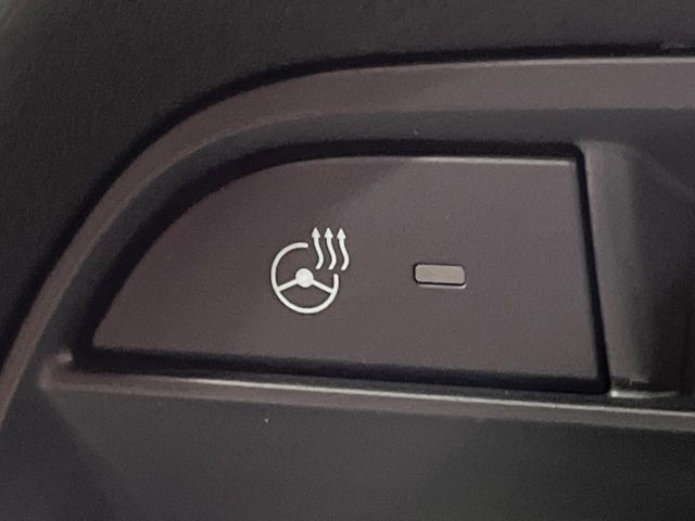 【ステアリングヒーター】冬場に冷たくなりやすい革巻きステアリングを、スイッチ一つで素早く適温に!エアコンよりも早く温まってくれるので、寒い日の運転も快適になりますね♪