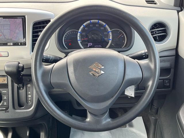 �C���e���A�ɍ��킹���f�U�C���̃X�e�A�����O�́A�^�]�������̂��Ƃ��l���A�^�]���₷���`��A�傫���ł��B�����x�A���ۂɐG���Ă��m���߂��������B