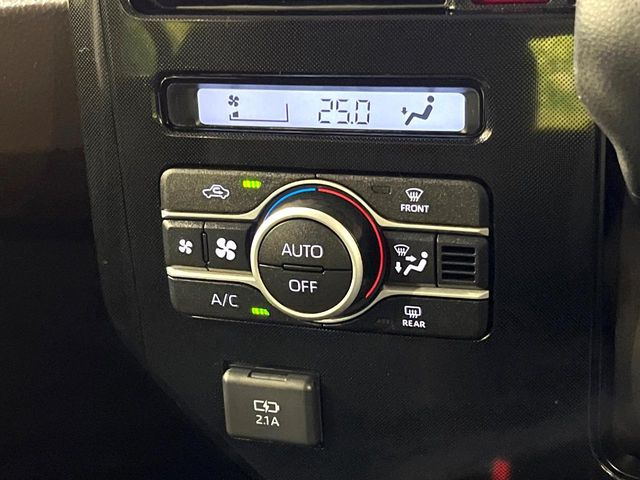 【オートエアコン】一度お好みの温度に設定すれば、車内の温度を検知し風量や温度を自動で調整。暑い&hellip;寒い&hellip;と何度もスイッチ操作をする必要はありません。快適な車内空間には必須の機能ですね♪