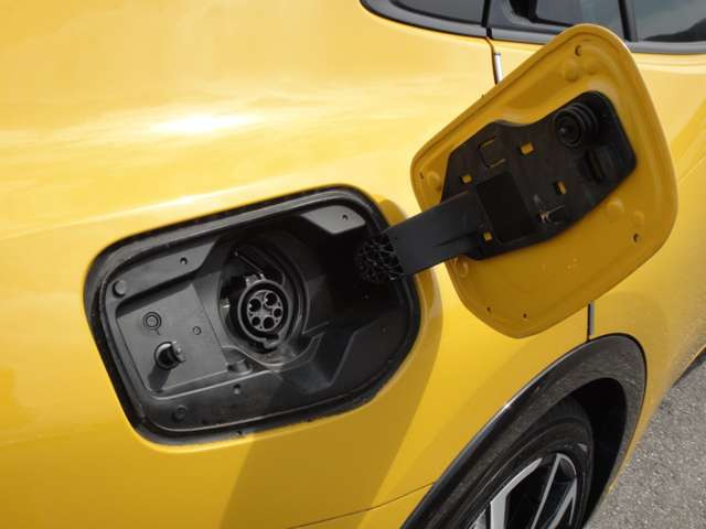 ★内装は専門業者によるルームクリーニング施工★シート・天井・ダッシュボード等に傷やシミ、汚れ等もなく綺麗で嫌な臭い等もありません!清潔で気持ちいい★