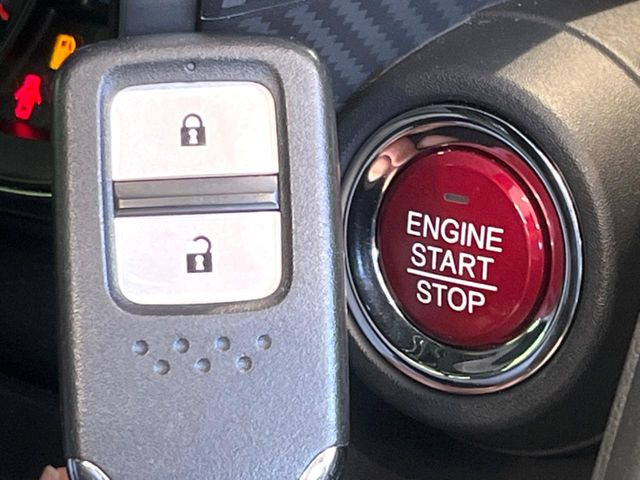 �yHonda�X�}�[�g�L�[�z�J�o����|�P�b�g�ɓ��ꂽ�܂܂ł��h�A�̎{���E�������\�ȃX�}�[�g�L�[�𑕔��B�G���W���̃I���E�I�t�����J�M�����o���K�v����������Ƃ��Ă��֗��ł���