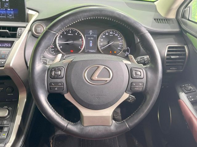 �C���e���A�ɍ��킹���f�U�C���̃X�e�A�����O�́A�^�]�������̂��Ƃ��l���A�^�]���₷���`��A�傫���ł��B�����x�A���ۂɐG���Ă��m���߂��������B