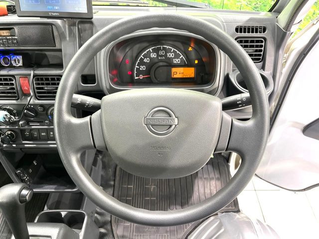 �C���e���A�ɍ��킹���f�U�C���̃X�e�A�����O�́A�^�]�������̂��Ƃ��l���A�^�]���₷���`��A�傫���ł��B�����x�A���ۂɐG���Ă��m���߂��������B