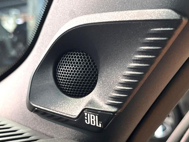 �yJBL�T�E���h�V�X�e���z���i�ʃT�E���h�V�X�e���𓋍ځB��p�̃`���[�j���O���{���ꂽ�召�l�X�ȃX�s�[�J�[����ǎ��ȃT�E���h���t�ł��A�Տꊴ���ӂ�鉹����Ԃ����o���܂��B